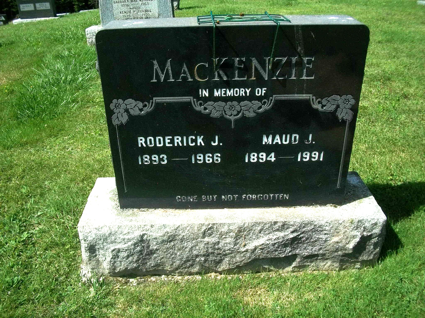 Photo of headstones/Roderick James MacKenzie 1893-1966 hdstn Vallet Mills Rd RDen
